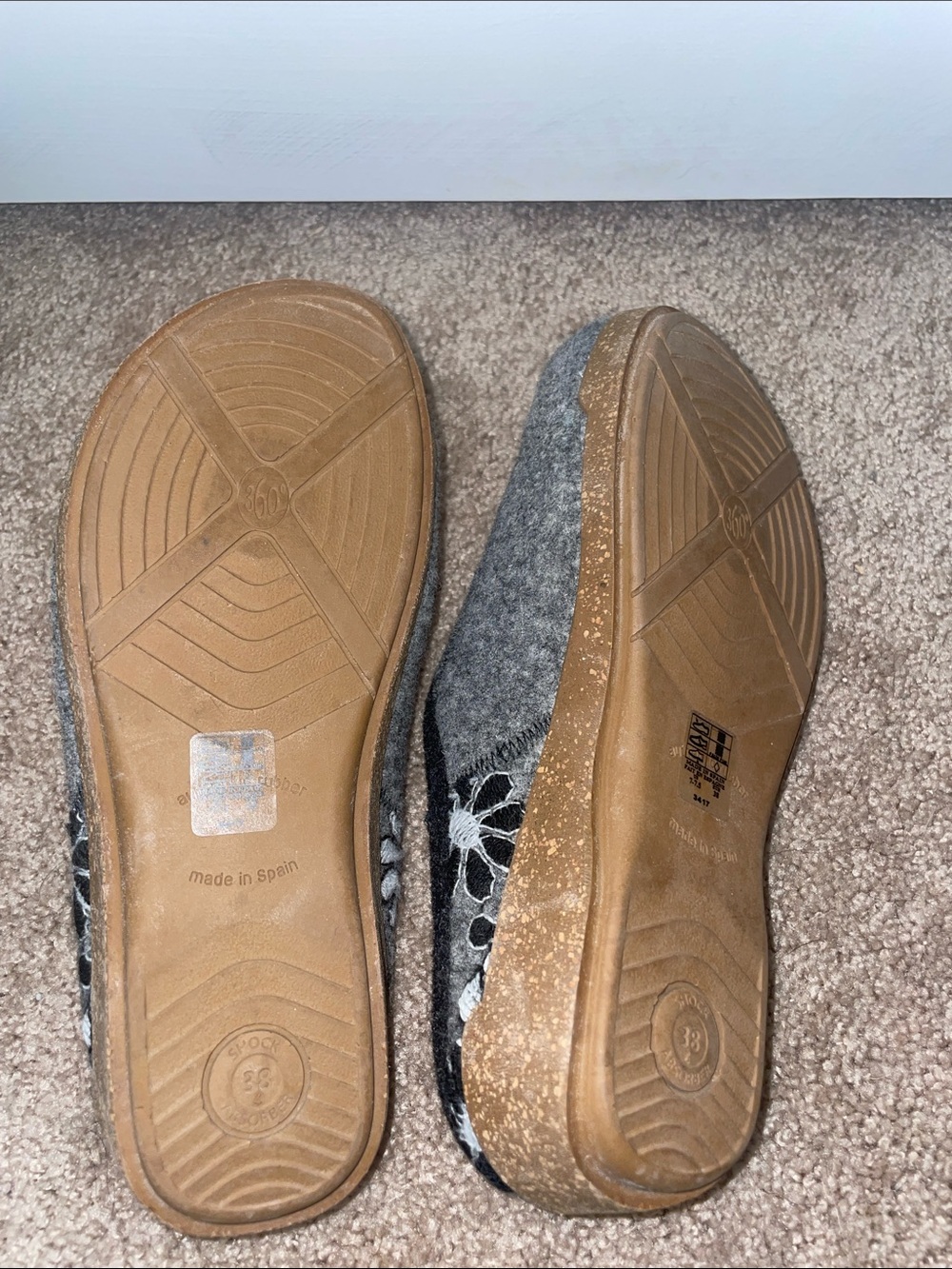 Taos Woolderness 2 Grey Floral embroidered Felt Slip-On Clogs - Picture 7 of 9